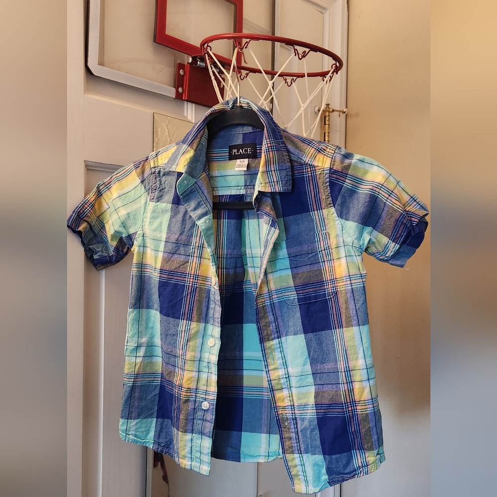 BOYS THE CHILDREN'S PLACE short sleeve "plaid like" button up size 5/6